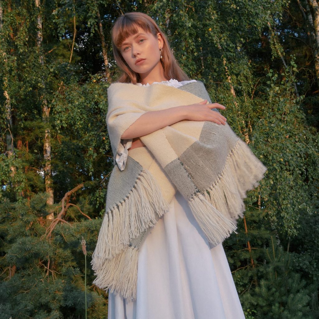 Ručně tkaná šála ROOTS, česká vlna, na modelce, pohled zepředu