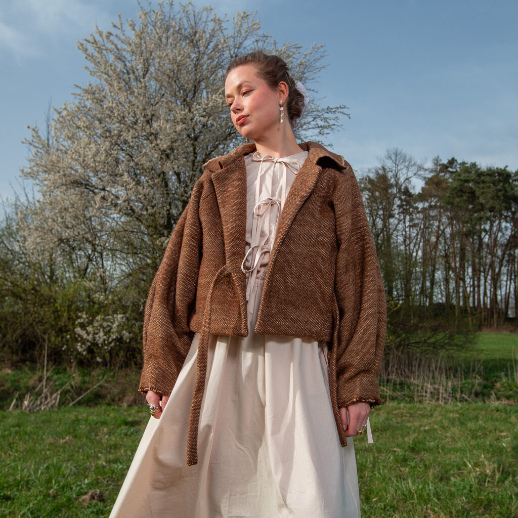 Ručně tkaná autorská bunda JUGLANS, hnědá barva, střih do pasu, variabilní velikost XS-XL, na modelce, pohled zepředu