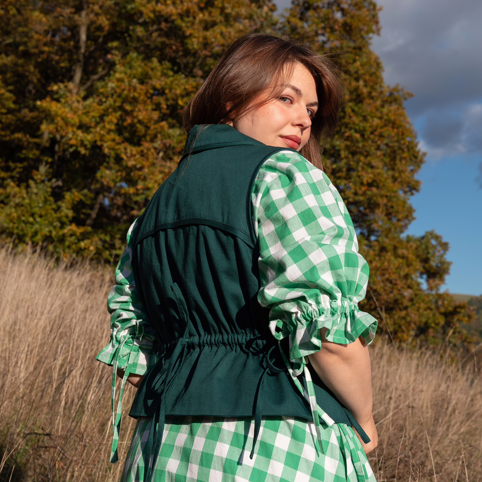 Zelená vesta AZALEA, velikostně variabilní, zadní pohled, zavazování v pase, na modelce