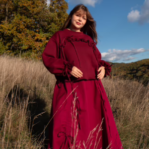 Vínová mikina ASTER, celá postava, jemně řasený volán, na modelce, pohled zepředu