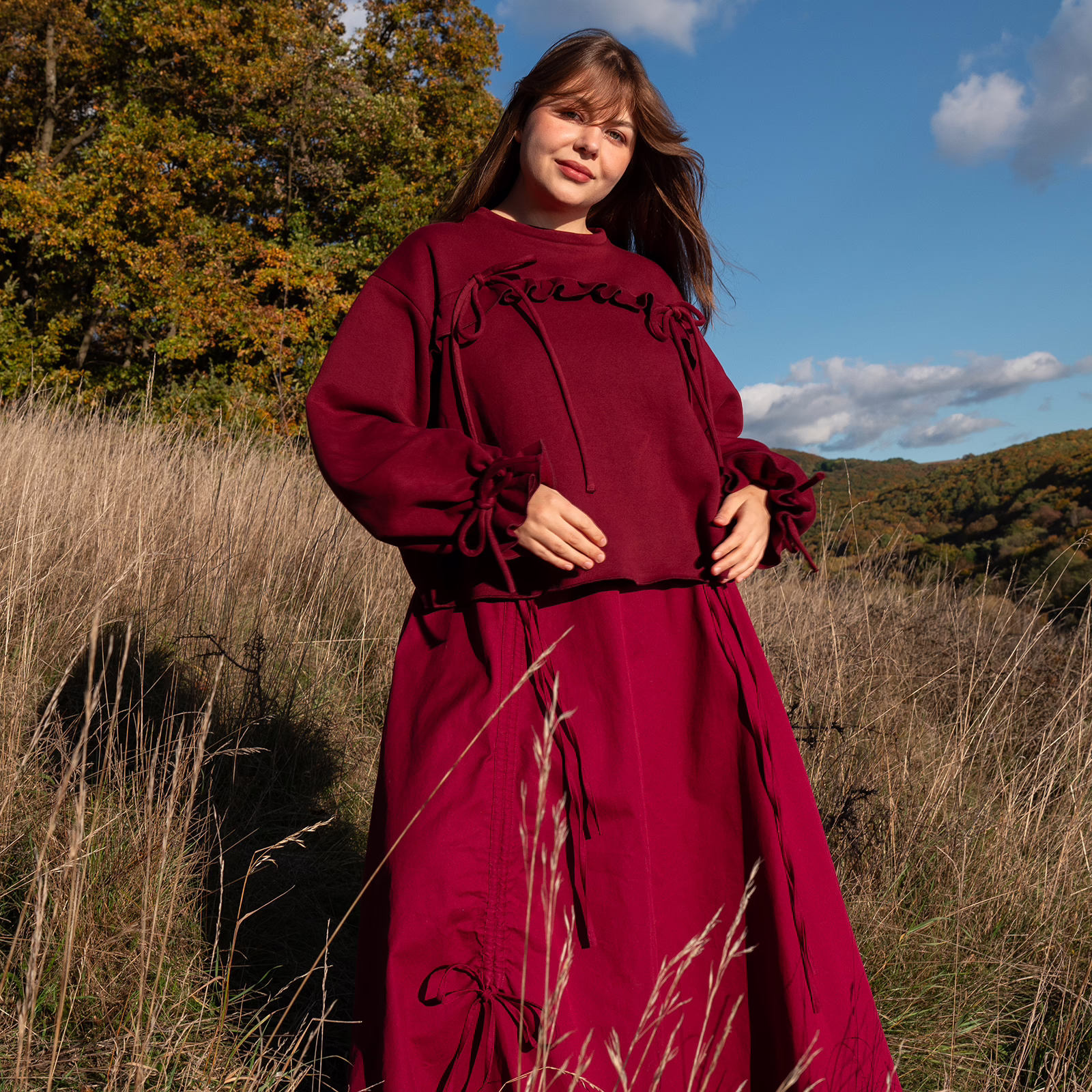 Vínová mikina ASTER, celá postava, jemně řasený volán, na modelce, pohled zepředu