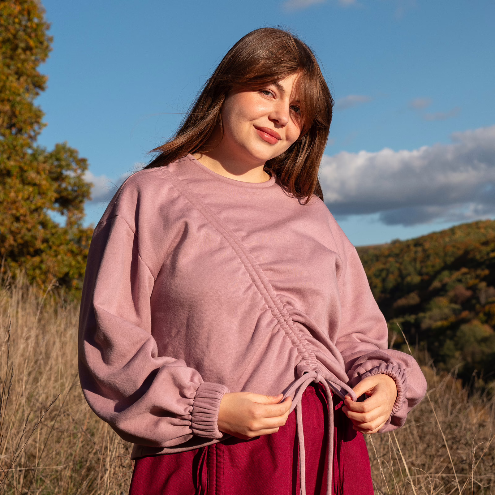 Růžová oversize mikina ZEA, přední pohled, řasení v předním díle, na modelce