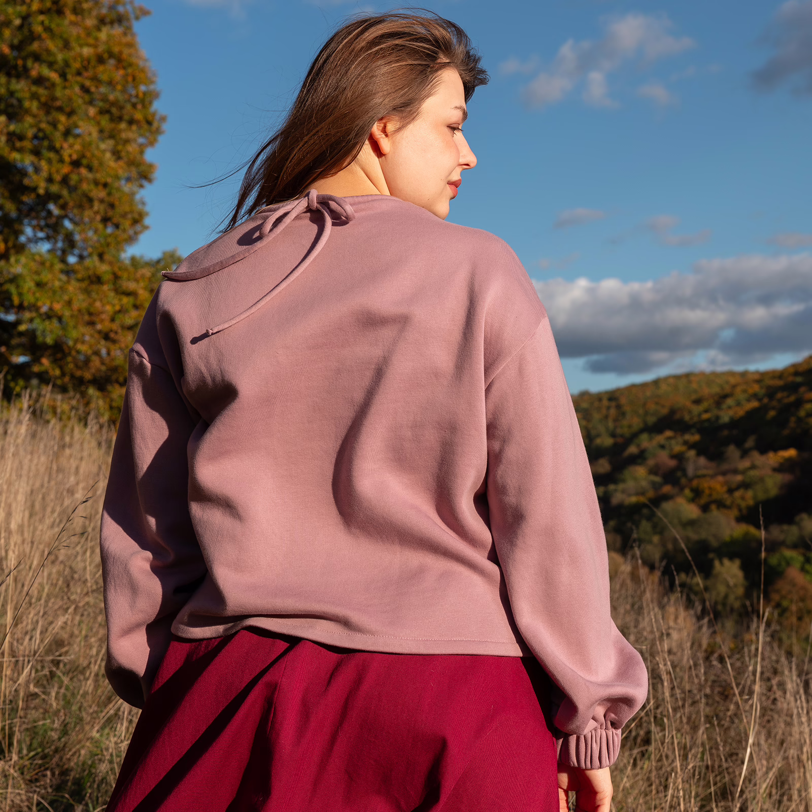 Růžová oversize mikina ZEA, zadní pohled, zavazování kolem krku, na modelce