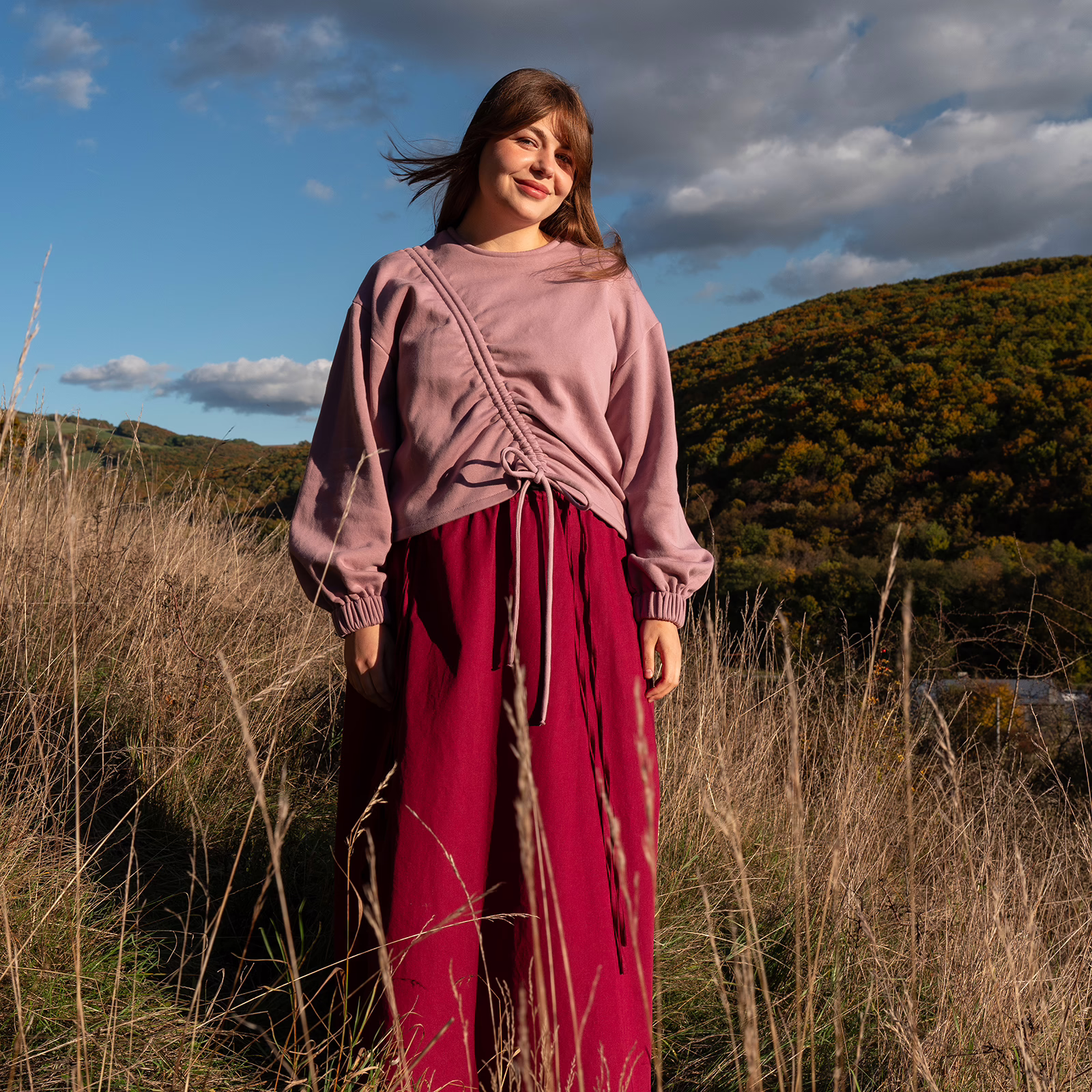 Růžová oversize mikina ZEA, přední pohled, celá postava, řasení v předním díle, na modelce