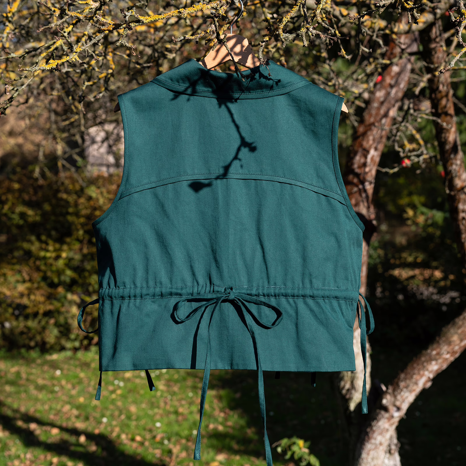 Vesta AZALEA, velikostně variabilní, zadní pohled, detail stahování na mašli