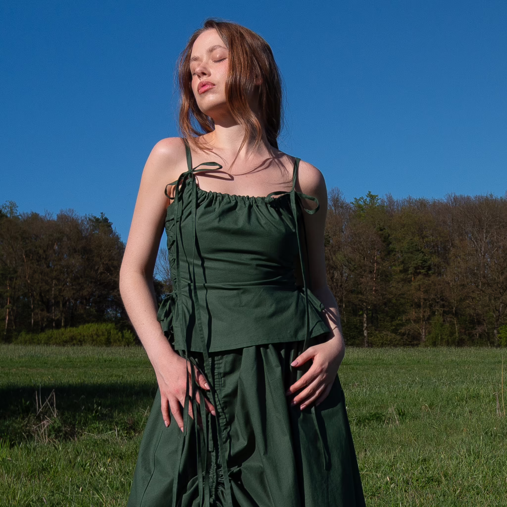 bavlněný top, tmavě zelená barva, na modelce, pohled zepředu