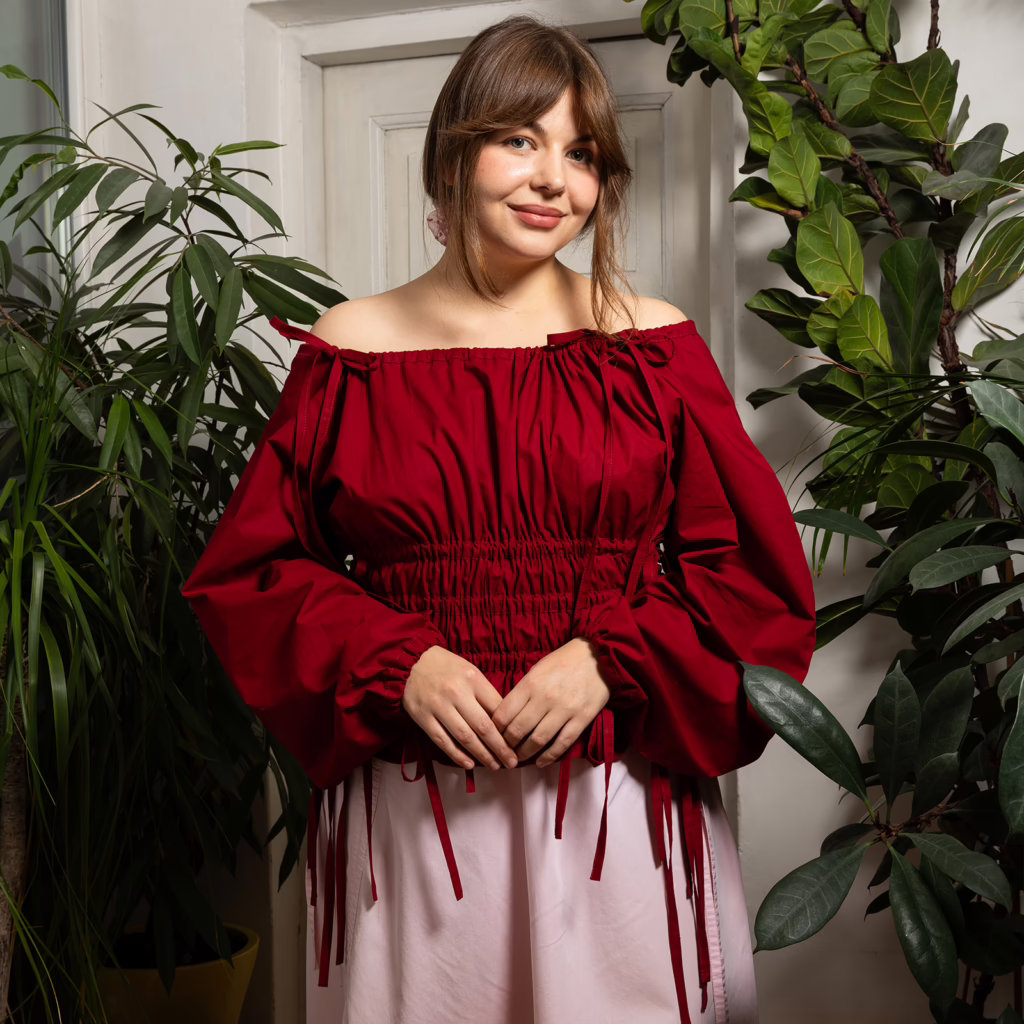 Dámská slow fashion vínová halenka s dlouhým rukávem AMARYLIS velikostně variabilní XS - XL, spuštěná na ramenou.