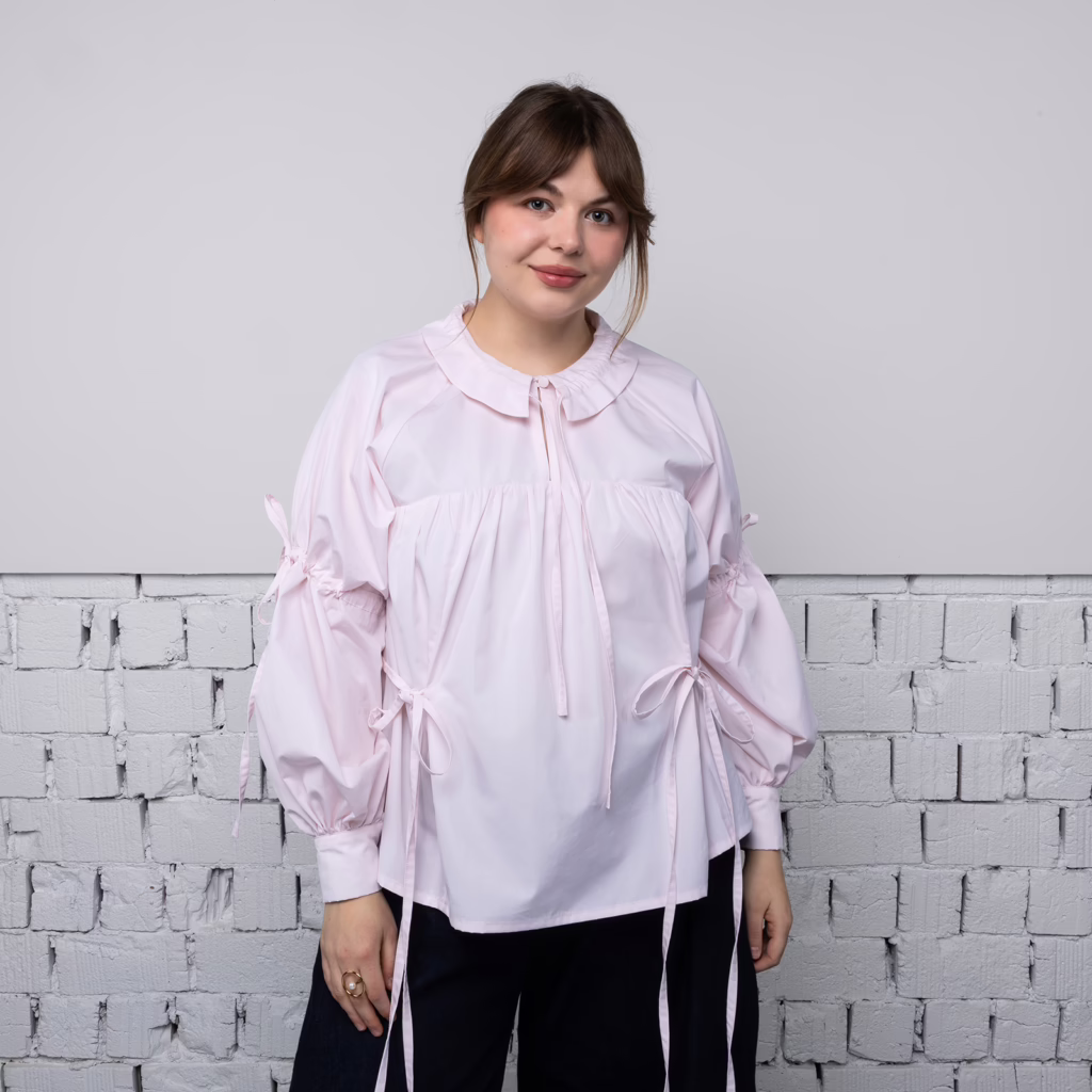 Slow fashion dámská variabilní halenka MAGNOLIA na modelce v jemně růžové barvě, varianta s kulatým límcem, pohled zepředu