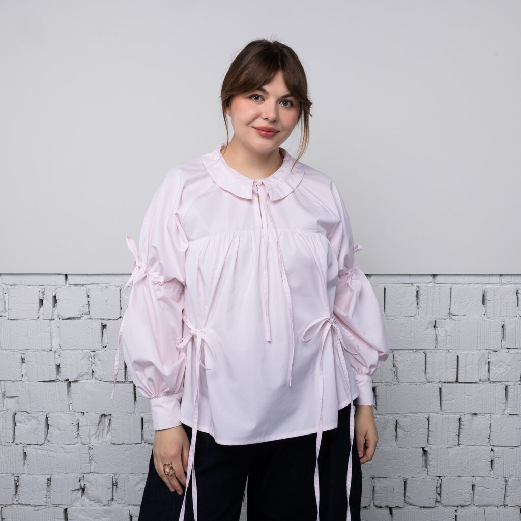 Slow fashion dámská variabilní halenka MAGNOLIA na modelce v jemně růžové barvě, varianta s kulatým límcem, pohled zepředu