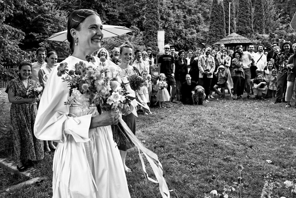šťastná nevěsta ve svatebních šatech od Johany Skálové