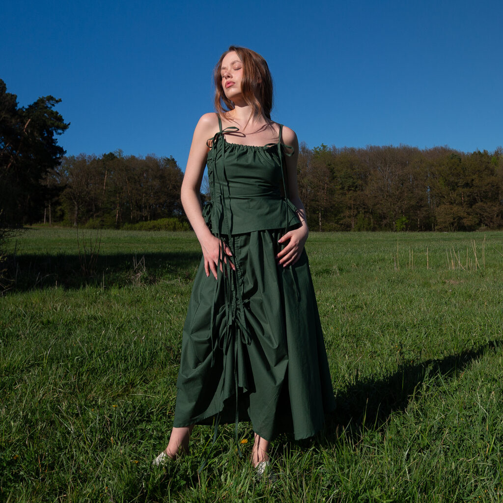 set TULIP, tmavě zelená barva, celá postava, na modelce pohled zepředu, nařasená sukně