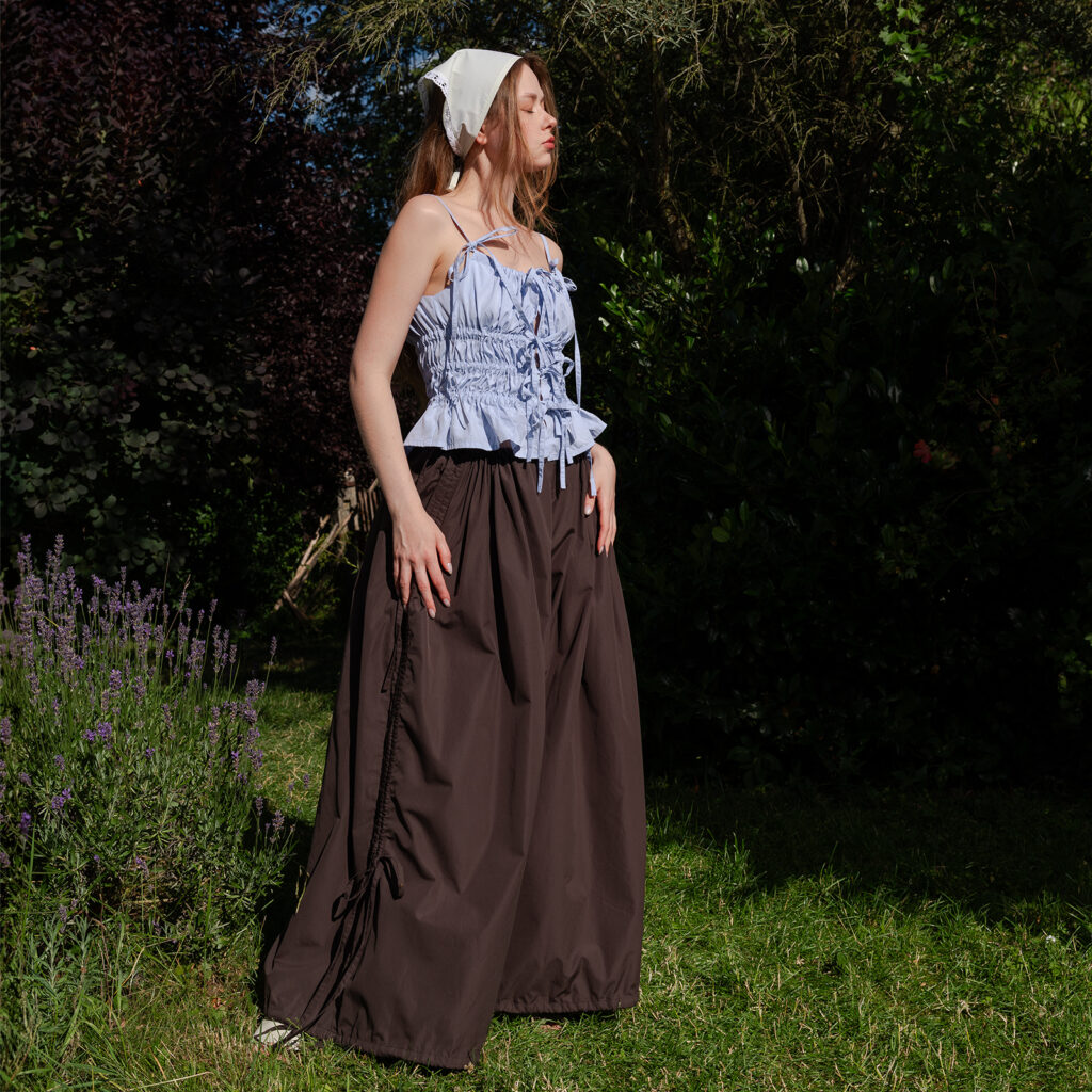 Široké dámské kalhoty, parachute pants, na modelce, celá postava, povolený spodní okraj, pohled zboku