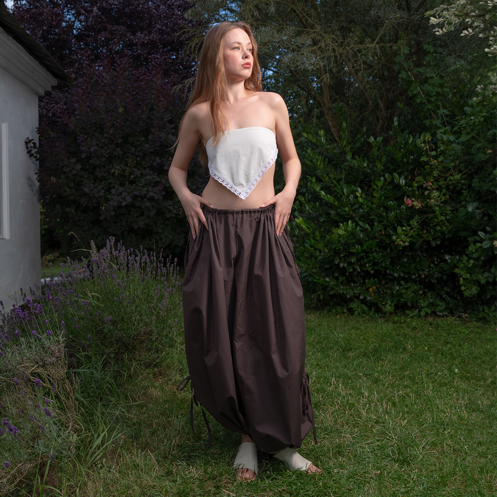 Detail stahování kalhot v pase, na modelce, celá postava, pohled zepředu, v kombinaci se šátkem Veronica